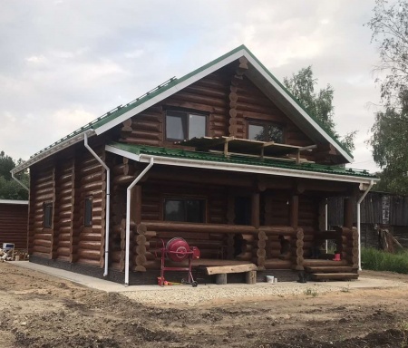 Рубленый дом из бревна ручной рубки из зимнего леса, Сыктывкар, 2018 год