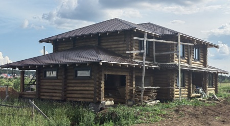 Киров, большой деревянный двухэтажный дом, 2021 год