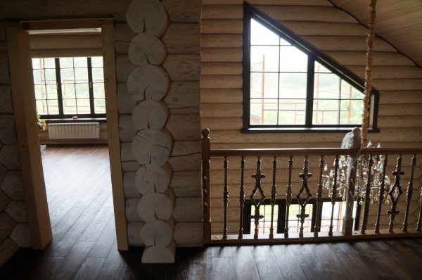 Мансарда в деревянном доме из сруба: виды и дизайн